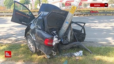 Bursa'da otomobil aydınlatma direğine çarptı