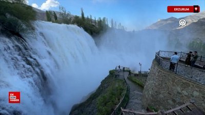 Erzurum'da eriyen kar ve yağmur suları Tortum Şelalesi'ni coşturdu