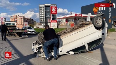 Sivas'ta otomobil devrildi