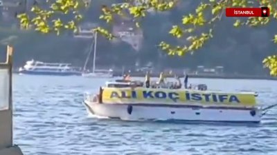 Taraftarlar, Ali Koç istifa pankartı ile Koç’un yalısı önünden tekneyle geçti