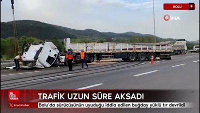 Bolu'da sürücüsünün uyuduğu iddia edilen buğday yüklü tır devrildi