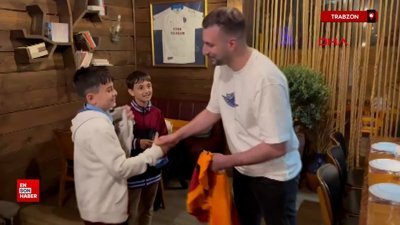 Osimhen’in formasını alan Trabzonsporlu çocuktan formayı bir koleksiyoner aldı