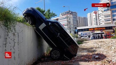 Samsun'da lüks cip istinat duvarından düştü