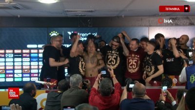 Galatasaraylı futbolculardan Okan Buruk'un basın toplantısına baskın