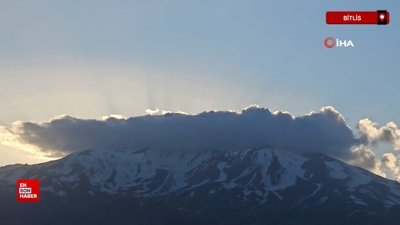 Süphan Dağı’nın zirvesindeki bulutlar görenleri hayran bıraktı