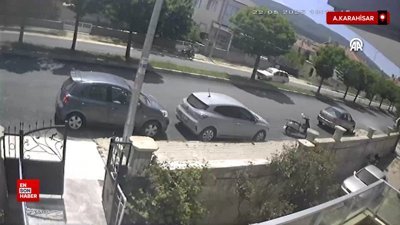 Afyonkarahisar’da kaldırıma çarpan motosikletteki 2 kişi yaralandı