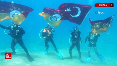 Fethiye’de dalgıçlardan deniz altında şampiyonluk kutlaması