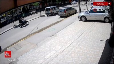 Kocaeli'de araca çarpan motosiklet takla attı