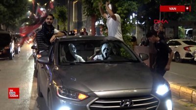 1'inci Lige çıkan Vanspor taraftarları sevinç gösterileri yaptı