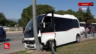 Antalya'da freni patlayan minibüs önündeki araca ve aydınlatma direğine çarptı