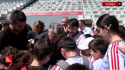 Serdal Adalı, Tüpraş Stadı'nda çocuklarla bir araya geldi