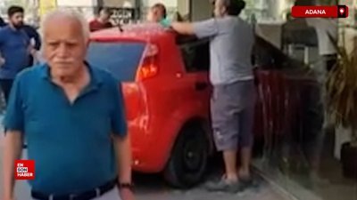 Adana'da otomobil mağazaya daldı