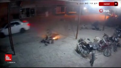 Hatay'da otomobil, karşı yönden gelen 2 motosikleti biçti