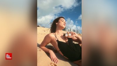 Afra Saraçoğlu kumsalda poz verdi