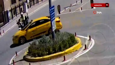 Amasya’da motosikletli polis ile ticari taksi çarpıştı