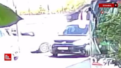 Arnavutköy'de otomobilin anne ve çocuğuna çarpma anı