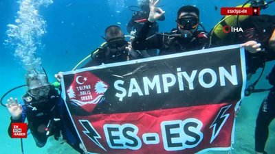 Eskişehirspor’un şampiyonluğunu denizin 26 metre altında kutladılar