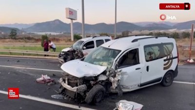 Antalya'da hafif ticari araçlar kafa kafaya çarpıştı