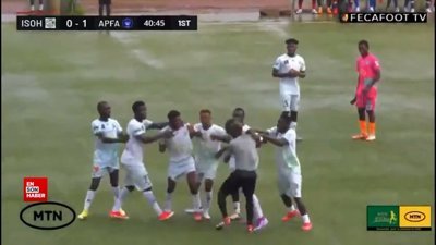 Kamerun'da hakem, itiraz eden oyuncuya kafa attı