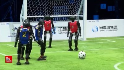 Çin'in insansı robotları futbol oynarken görüntülendi