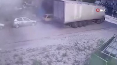 Elazığ'da tır, dorsesine takılı kalan hafif ticari aracı metrelerce sürükledi