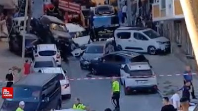 Başakşehir'de kayan vinç park halindeki 23 araca çarptı