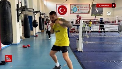 Samet Ersoy, dünya şampiyonluğu için yumruk sallıyor