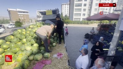 Elazığ'da bir esnaf esnaf 30 ton karpuzu ücretsiz dağıttı