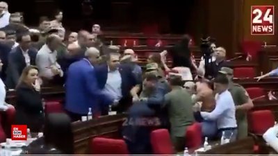 Ermenistan Parlementosu'nda vekiller birbirine girdi