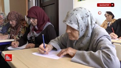 Gaziantep'te torun sahibi ninelerin okumayı öğrenme azimleri imrendiriyor