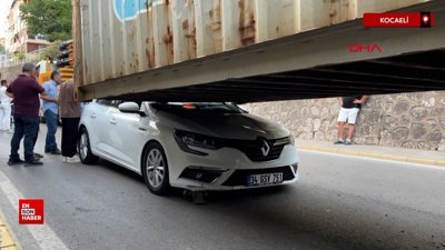 Kocaeli'de üst geçide çarpan tırın üstündeki konteyner, otomobilin üzerine kaydı