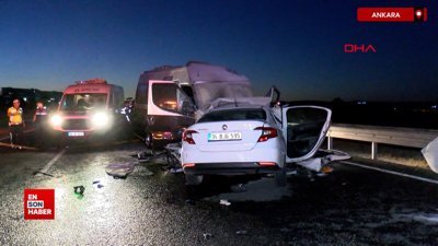 Ankara'da ters yönde ilerleyen otomobil minibüsle çarpışarak alev aldı