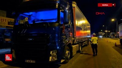 Bursa'da motosiklet park halindeki tıra çarptı