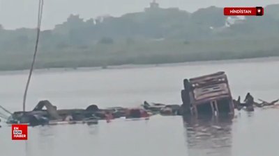 Hindistan'da araçlar üzerindeyken köprü çöktü