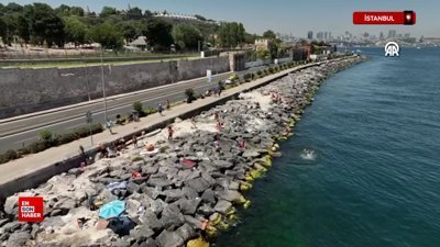 İstanbul'da sıcak havadan bunalanlar denize girerek serinledi