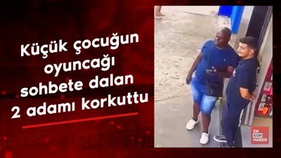 Küçük çocuğun oyuncağı, sohbete dalan 2 adamın aklını almış
