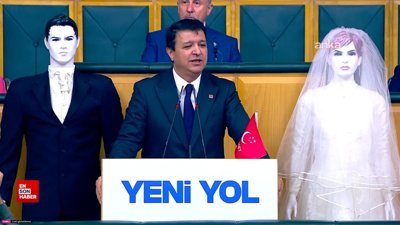 TBMM'de ilginç eylem: Mahmut Arıkan kürsüye gelin ve damat mankeniyle çıktı