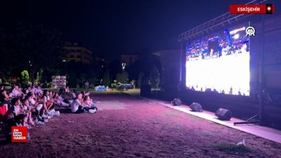 A Milli Kadın Voleybol Takımı'nın Hollanda maçını dev ekranda izlediler