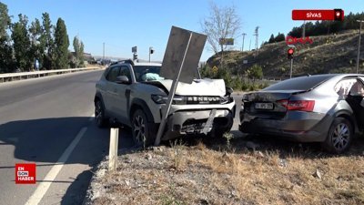 Sivas'ta otomobiller çarpıştı