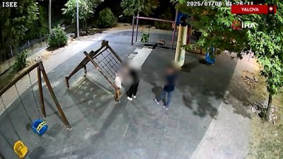 Yalova'da parktaki kameraları kıran şüpheliler aranıyor