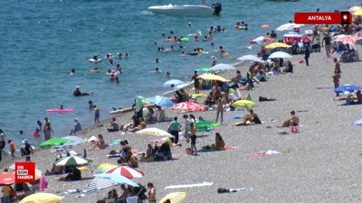 Antalya'da bunaltan sıcaklıkta sahiller doldu