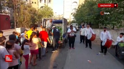 Gaziantep'te davul zurna eşliğinde 7 ton karpuzu 10 dakikada dağıttı