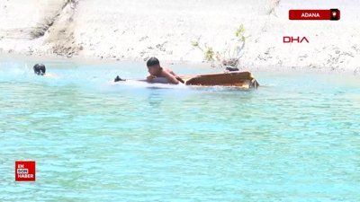 Adana’da sıcakta bunalan çocukların kanalda eski koltukla tehlikeli eğlencesi