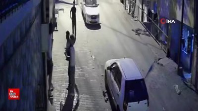 İstanbul Başakşehir'de iki grubun taşlı sopalı kavgası kamerada