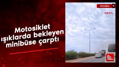 İstanbul'da  motosikletin trafik ışıklarında bekleyen minibüsün çarptığı kaza kamerasında