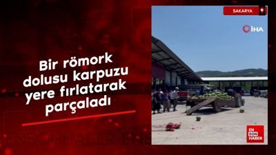 Sakarya'da bir römork dolusu karpuzu yere fırlatarak parçaladı