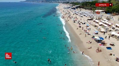 Antalya’da serinlemek isteyen turistler soluğu Kleopatra plajında aldılar