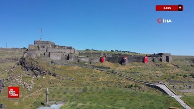 Kars'ta Cumhurbaşkanı Erdoğan'ın çağrısıyla Kars Kalesi bayraklarla donatıldı
