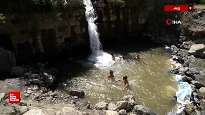 Muş'ta çocuklar Çar Çayı'nda serinliyor