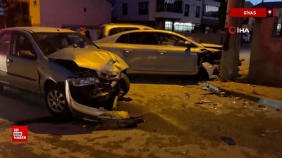 Sivas'ta iki otomobil çarpıştı